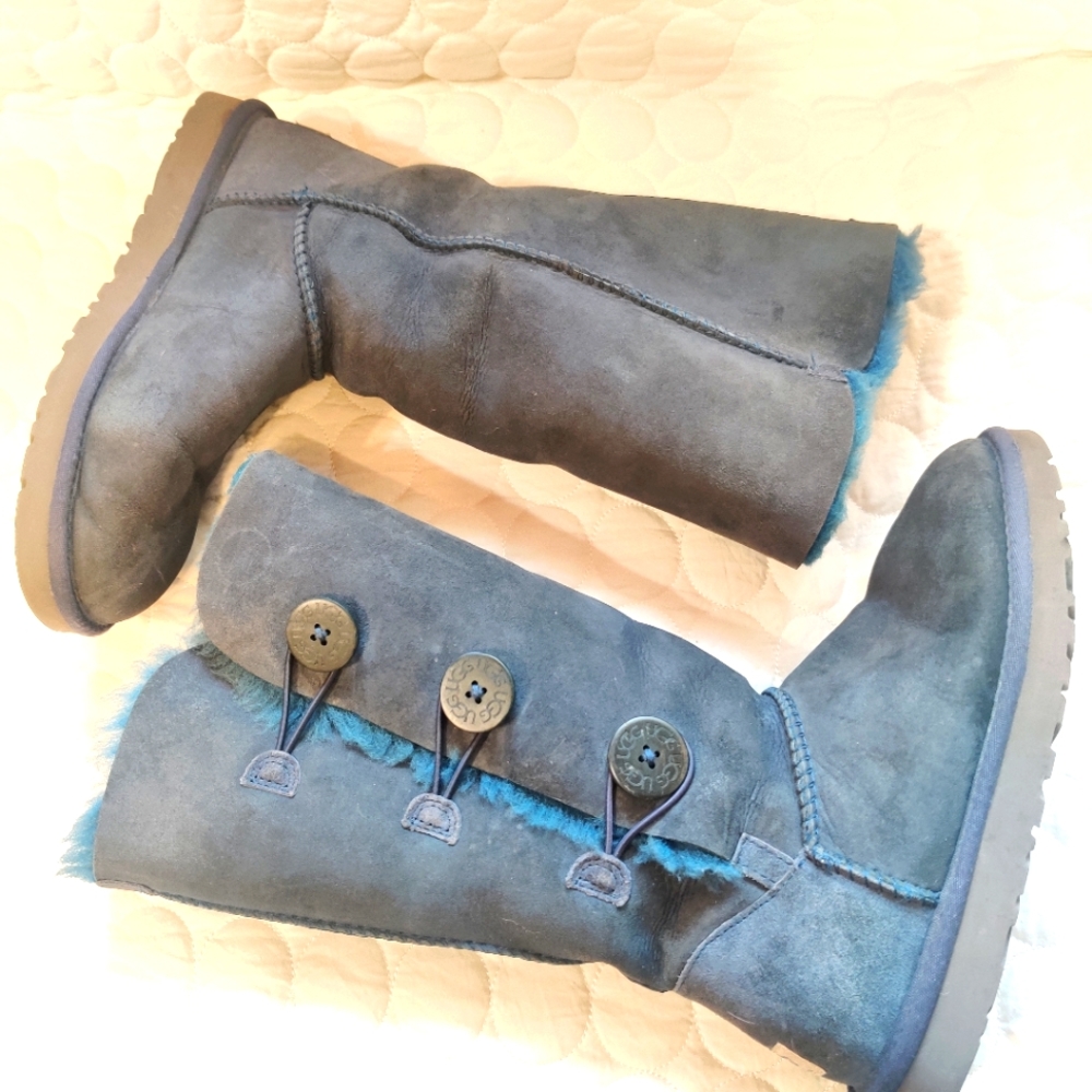 UGG bailey triple button boots 8
